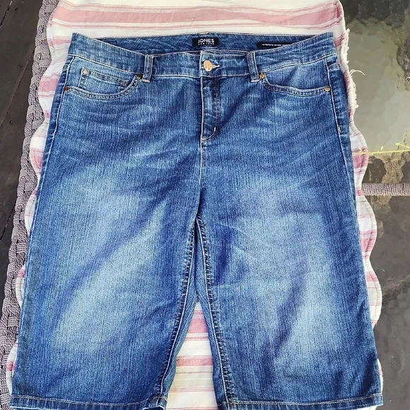 Jones New York Mid-Wash Denim Jean Cruise Short Size 12 - Picture 4 of 12
